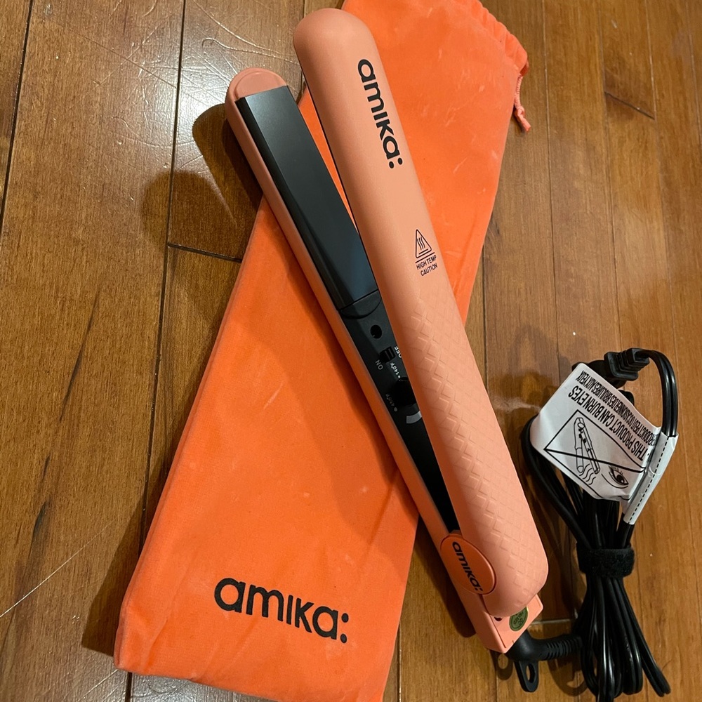 NWOT Amika: hair straightener